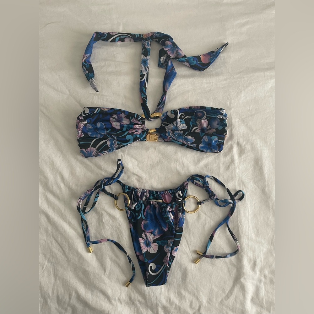 CIN CIN - LOCKET BANDEAU TOP + COVE STRING
BOTTOM // HIBISCUS BLUE